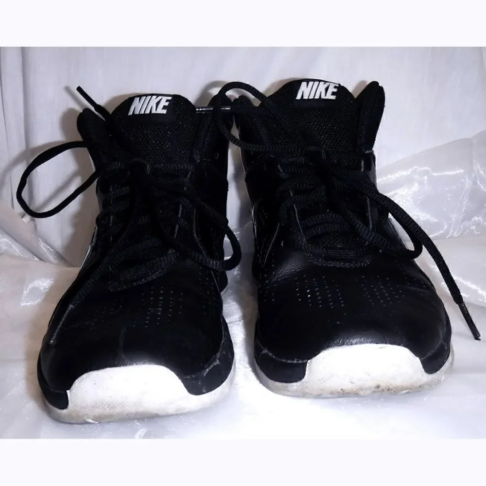 Nike Team Hustle black/white basketball shoes